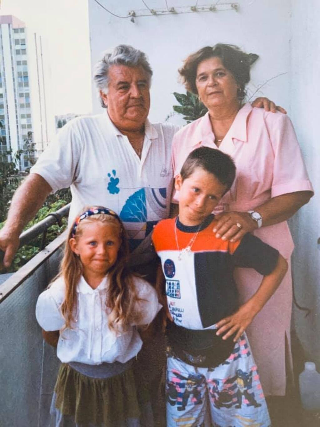 Na archívnej fotke Dušan ml. so sestrou Saškou a starými rodičmi z maminej strany.