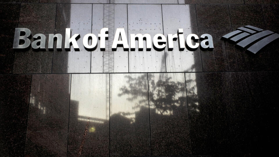 KK28 Boston - Na archívnej snímke z 14. októbra 2019 logo Bank of America na budove v Bostone. Zisk Bank of America v 3. kvartáli 2019 z dôvodu vysokých odpisov výrazne klesol, prekonal však očakávania Wall Street. FOTO TASR/AP
In this Monday, Oct. 14, 2019 photo a Bank of America logo is attached to the exterior of the Bank of America Financial Center building, in Boston. Bank of America Corp. reports financial results Wednesday, Oct. 16. (AP Photo/Steven Senne)