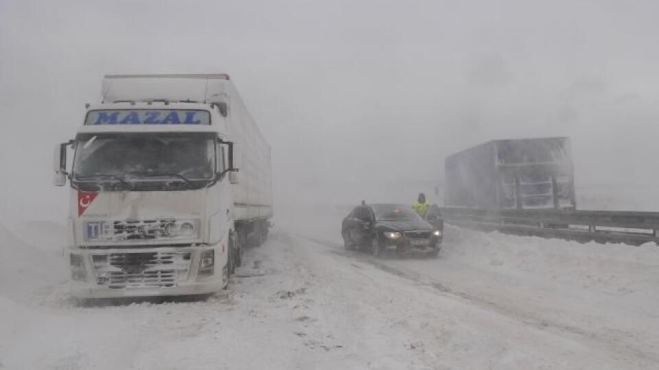 Na severe Slovenska sa môžu v noci a v utorok (16. 1.) vyskytnúť snehové záveje a jazyky. Slovenský hydrometeorologický ústav (SHMÚ) vydal preto výstrahu prvého stupňa. Informuje o tom na svojom webe. (Ilustračné foto)