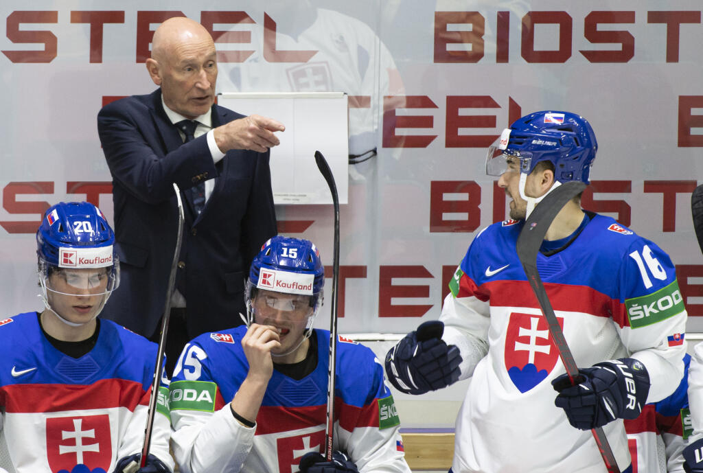 Na snímke hore hlavný tréner Craig Ramsay, zľava dole Juraj Slafkovský, Jakub Minárik a Róbert Lantoši v úvodnom zápase slovenskej hokejovej reprezentácie v základnej A - skupine Francúzsko - Slovensko na 85. majstrovstvách sveta v ľadovom hokeji v Helsinkách v piatok 13. mája 2022.