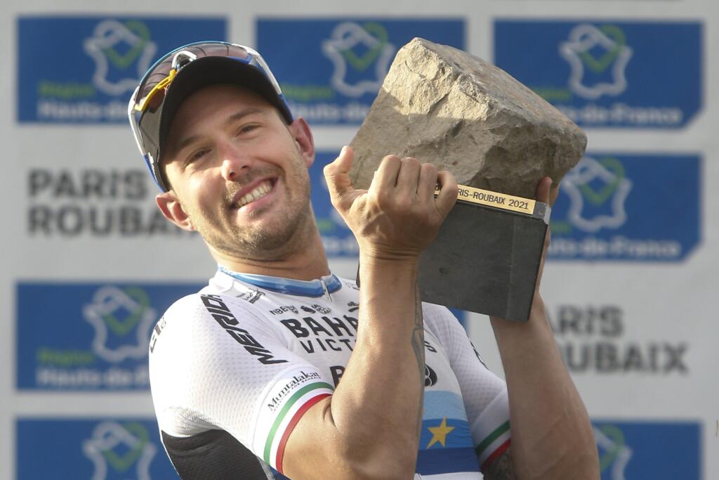Taliansky cyklista Sonny Colbrelli pózuje s trofejou po jeho víťazstve pretekov 118. ročníka monumentu Paríž - Roubaix vo francúzskom meste Roubaix 3. októbra 2021.