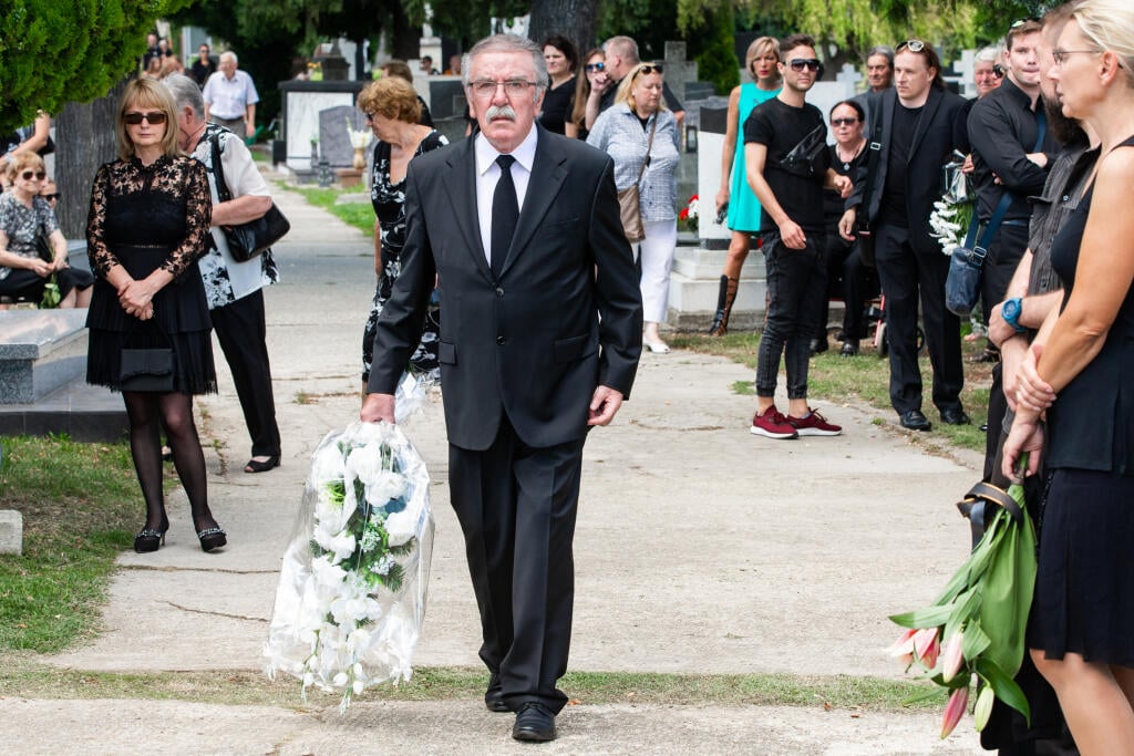 Pohreb manželky Otta Weitera Andrey Fischer na cintoríne v Dunajskej Lužnej. Na snímke Robo Kazík.