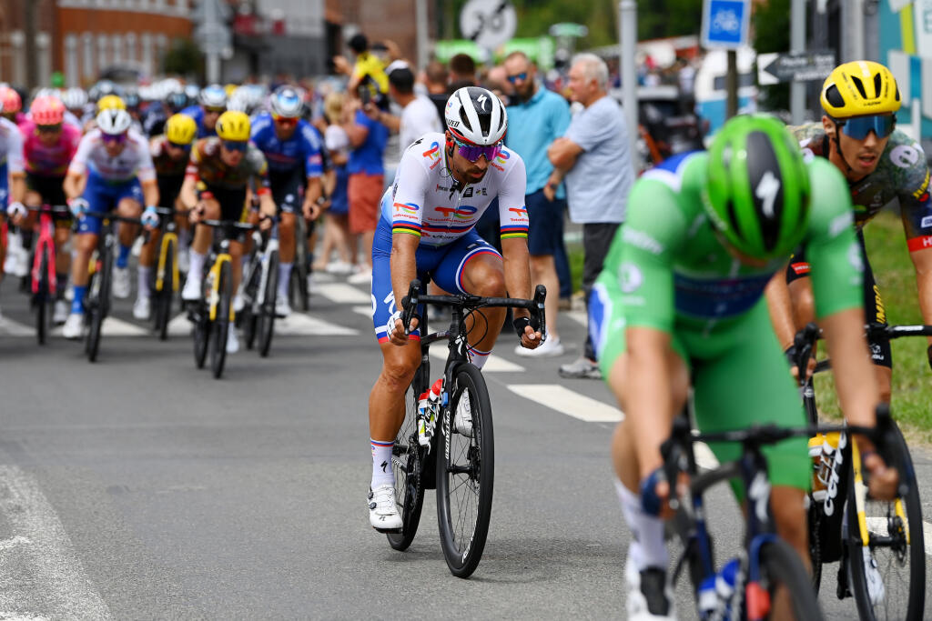Na cyklistov čakalo jedenásť úsekov s kockami, ktoré ich v 5. etape poriadne vyčerpali a preverili. Sagan navyše zažil tvrdý pád, ktorý mu na pohode nepridal. Do cieľa prišiel poriadne zafúľaný.