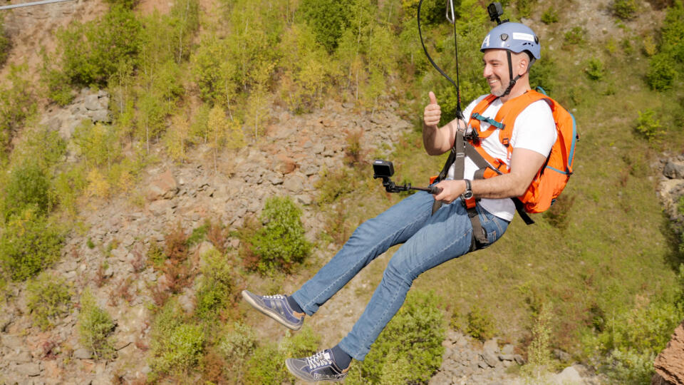 Jedinečná atrakcia zipline je vhodná pre mladých aj dospelých. Vyskúšal si ju aj župan Rasťo Trnka.