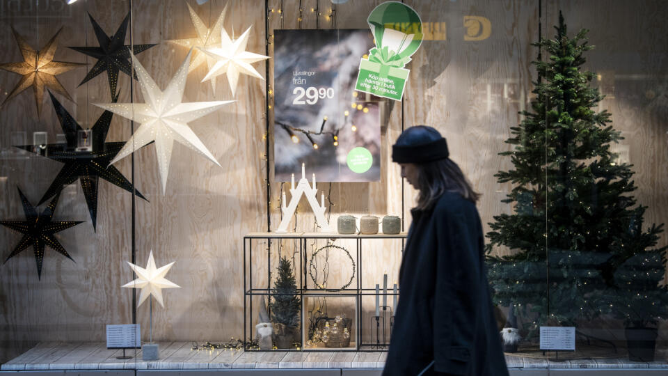 WA 22 Štokholm - Žena kráča okolo výkladu s vianočnou výzdobou v centre Štokholmu v utorok 10. novembra 2020. FOTO TASR/AP
A woman walks past a Christmas themed shop window in central Stockholm, Sweden, Tuesday Nov. 10, 2020. (Fredrik Sandberg/TT via AP)