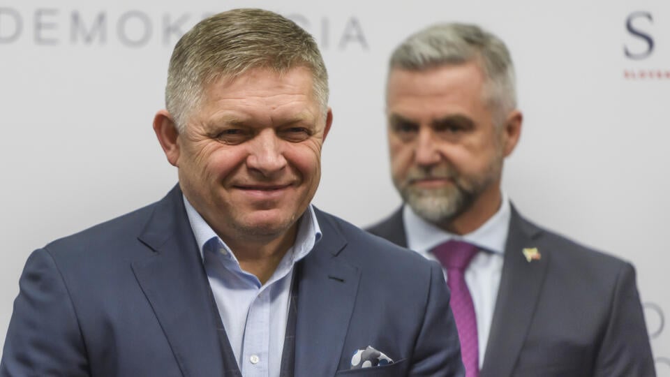 Zľava premiér SR, predseda strany Smer Robert Fico