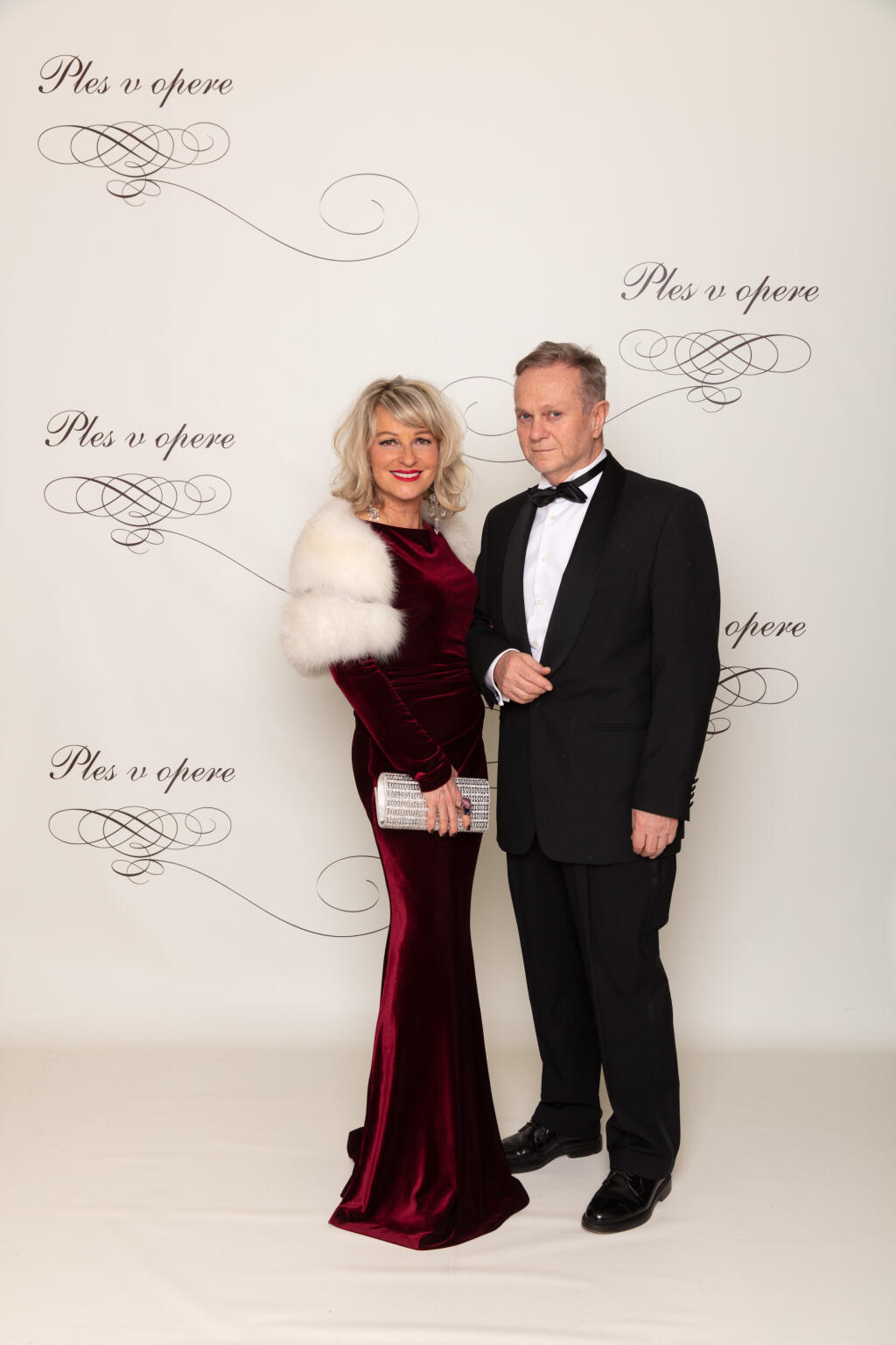 2019: Manželia Simona Bubánová a Janko Kuric. Simona aj tento rok zvolila bielu kožušinovú štólu.