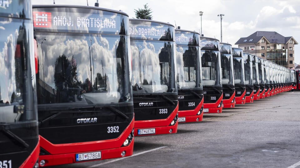 Na snímke 31 nových vyše 18 m dlhých kĺbových autobusov tureckej značky Otokar predstavili vo vozovni Jurajov dvor pri príležitosti Medzinárodného dňa bez áut v Bratislave 22. septembra 2022. FOTO TASR - Jaroslav Novák