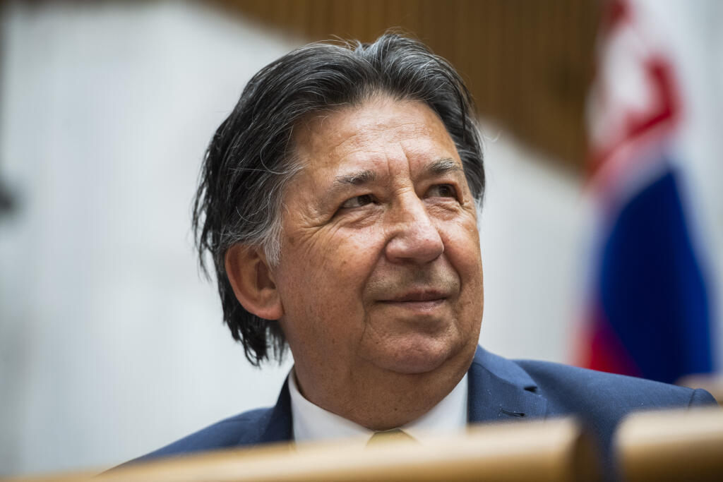 Na snímke minister životného prostredia SR Ján Budaj (OĽaNO) počas mimoriadnej schôdze parlamentu v Bratislave 23. júna 2022. Opozícia chce na nej odvolávať ministra životného prostredia Jána Budaja. Vyčíta mu, že nezvláda manažovanie situácie s medveďom hnedým. Schôdzu iniciovali nezaradení poslanci okolo Miroslava Suju. Okrem nich návrh podpísali poslanci Smeru-SD. FOTO TASR - Jaroslav Novák