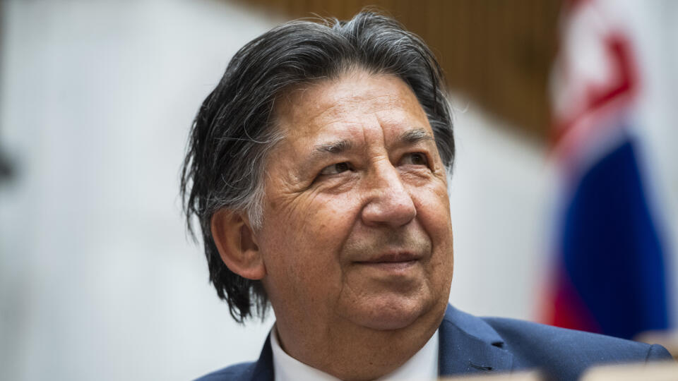 Na snímke minister životného prostredia SR Ján Budaj (OĽaNO) počas mimoriadnej schôdze parlamentu v Bratislave 23. júna 2022. Opozícia chce na nej odvolávať ministra životného prostredia Jána Budaja. Vyčíta mu, že nezvláda manažovanie situácie s medveďom hnedým. Schôdzu iniciovali nezaradení poslanci okolo Miroslava Suju. Okrem nich návrh podpísali poslanci Smeru-SD. FOTO TASR - Jaroslav Novák
