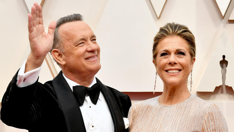 Herec Tom Hanks na Oscaroch 2020 spolu s manželkou. U oboch sa potvrdil koronavírus.