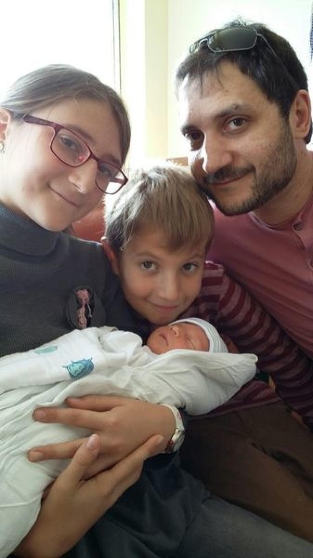 Moderátor Pavol Michalka s deťmi Paulínkou, Mirkom a malou Petrou.