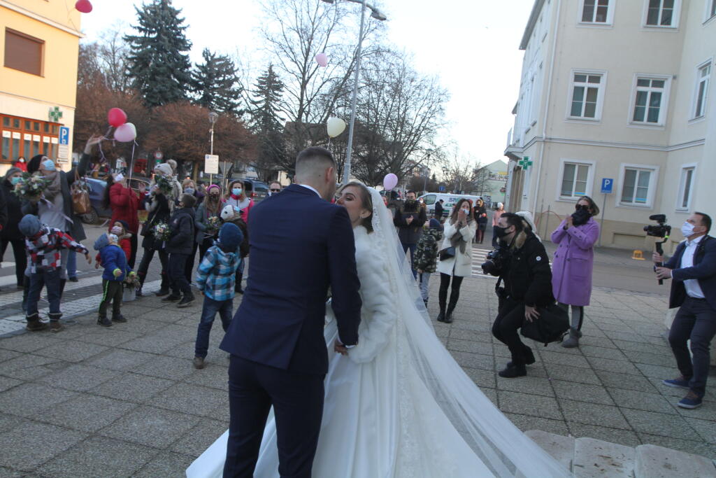 Dominika Stará má za sebou konečne svoj vysnívaný svadobný deň. V kostole Nenebovzatia Panny Márie v Šamoríne, si vzala Michala Jurenu.