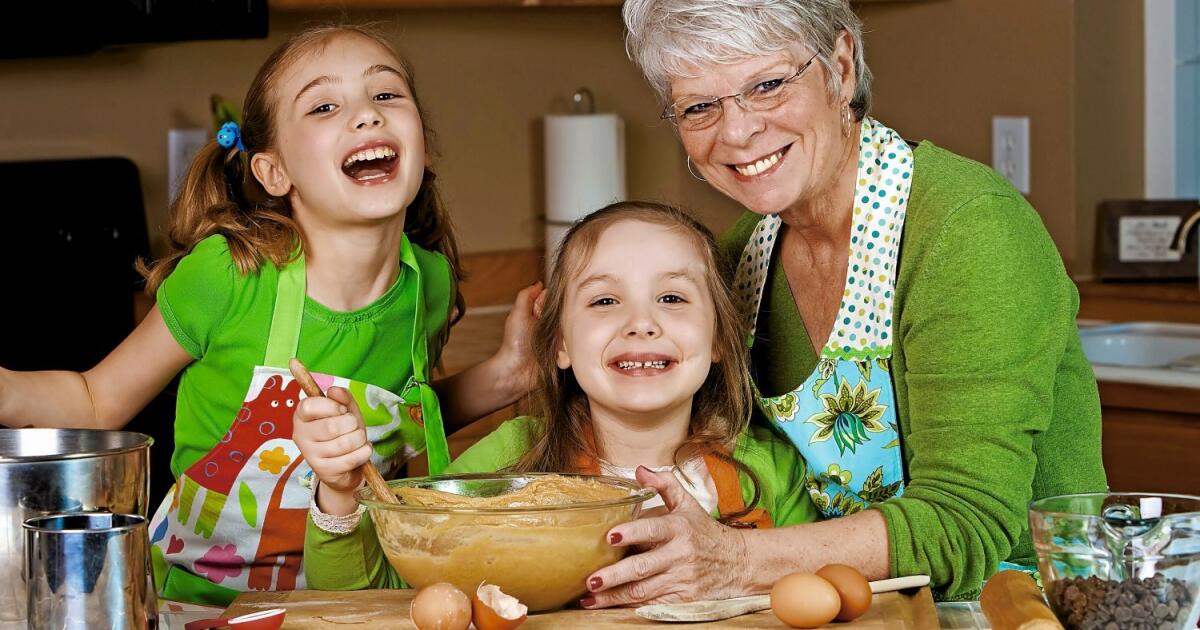Видео про внучка. Бабушка с внуками. Бабушка с пирожками. У бабушки пироги с внуками. Бабушка печет пироги.