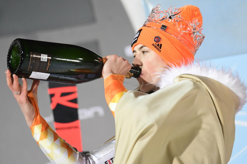 Slovenská lyžiarka Petra Vlhová pije šampanské na pódiu po triumfe v utorkovom slalome Svetového pohára alpských lyžiarok v Záhrebe v utorok 4. januára 2022. Dosiahla 24. víťazstvo a 51. pódiové umiestnenie v pretekoch prestížneho seriálu.
