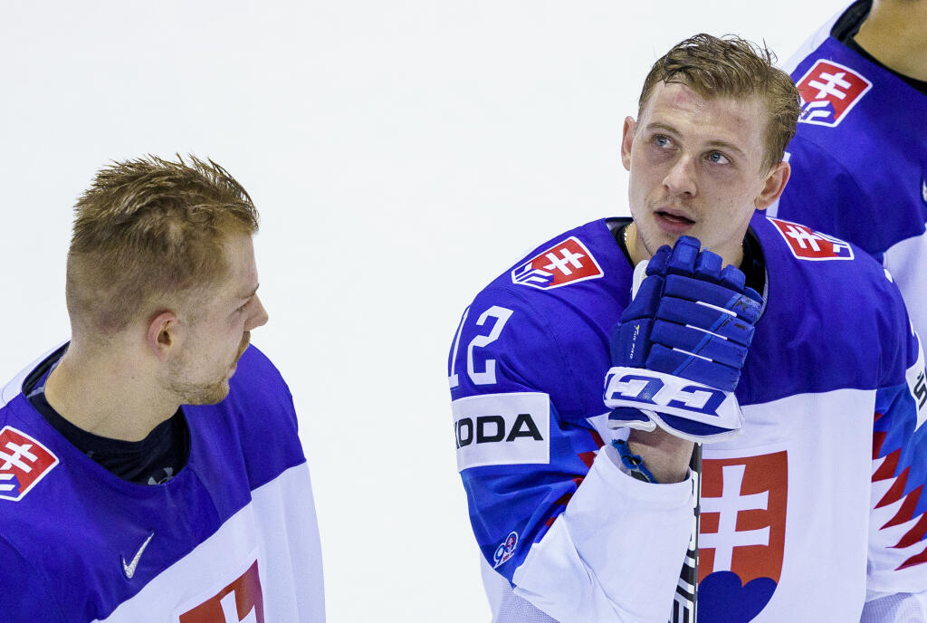 Na snímke Erik Černák a Dávid Bondra počas zápasu A skupiny Majstrovstiev sveta v ľadovom hokeji medzi Slovenskom a Veľkou Britániou.