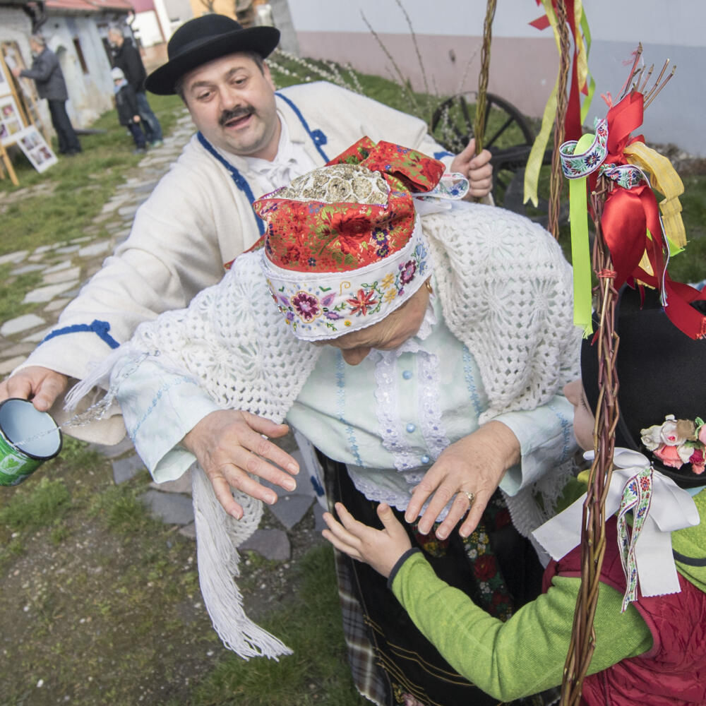 Na snímke šibači počas tradičného Veľkonočného pondelka vo Vajnorskom ľudovom dome 2. apríla 2018 v Bratislave. FOTO TASR - Martin Baumann
