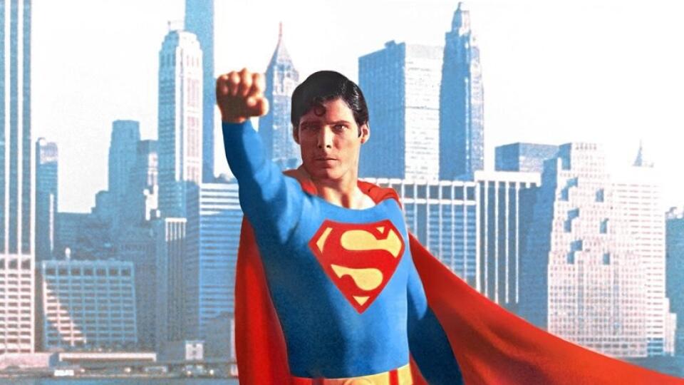 Christopher Reeve a jeho ikonická póza z filmu Superman (1978).