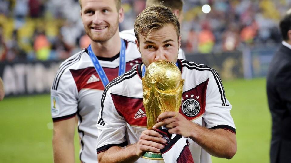 Strelec víťazného gólu Mario Götze s trofejou.