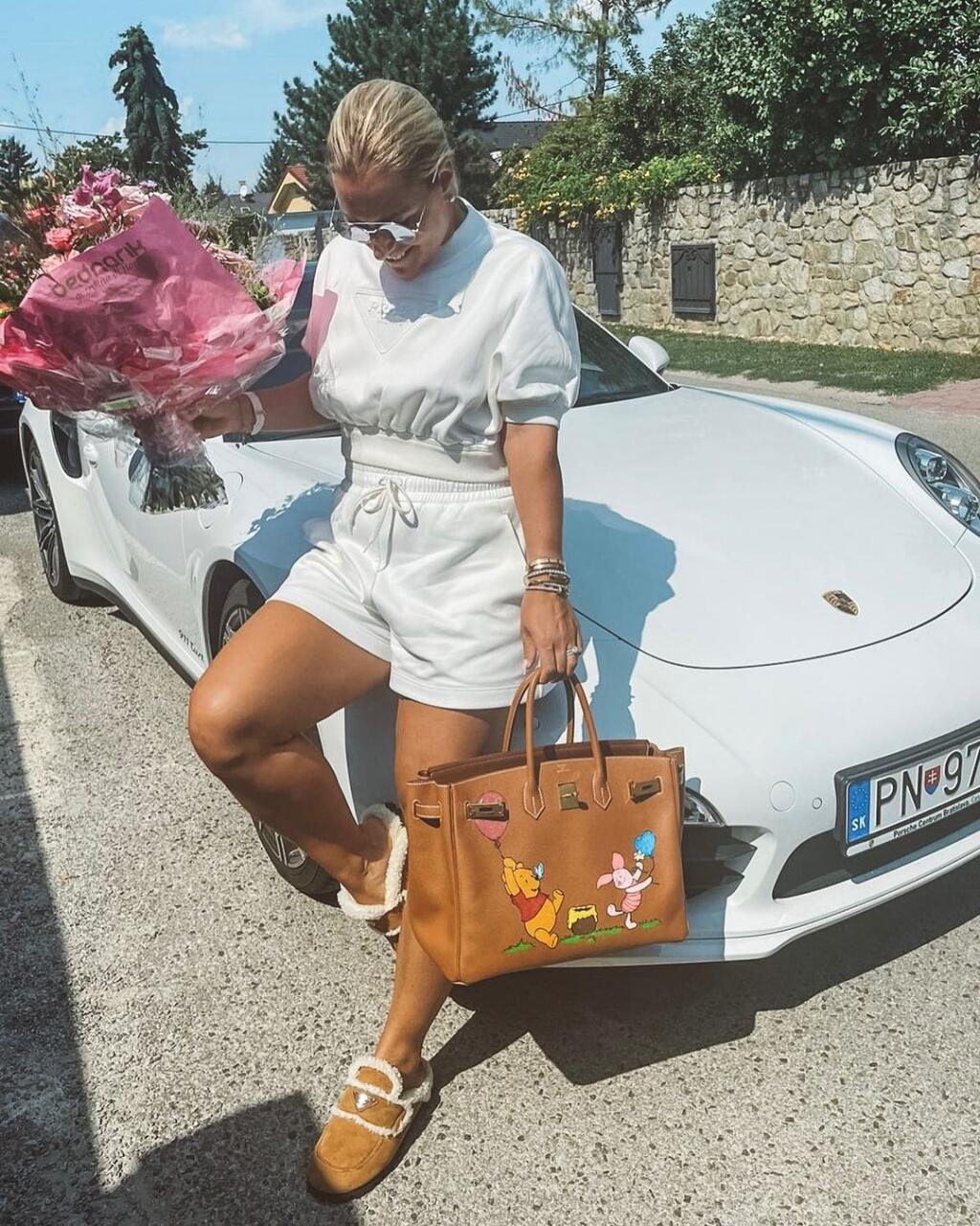 Cibulková zverejnila tento záber. Teší sa z ďalšieho auta, no tentokrát z Porsche. Ako sama napísala, zladila k tomu aj outfit.