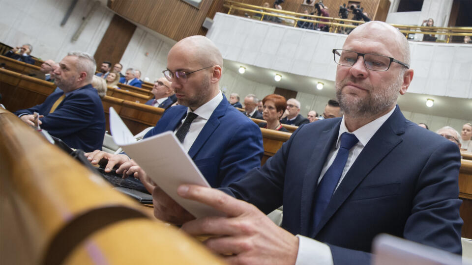 Na snímke sprava poslaci NR SR Richard Sulík, Karol Galek a Ondrej Dostál (všetci SaS) počas rokovania mimoriadnej 79. schôdze parlamentu SR 8. decembra 2022 v Bratislave. FOTO TASR - Martin Baumann