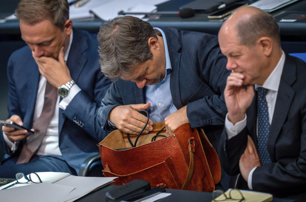 Nemecký minister hospodárstva Robert Habeck (uprostred) , vpravo nemecký kancelár Olaf Scholz, vľavo nemecký minister financií Christian Lindner.