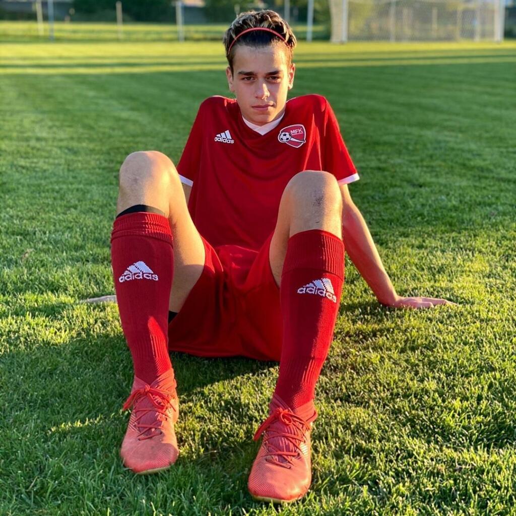 Starší syn Vlada Kobielskeho Kristián sa venuje futbalu.