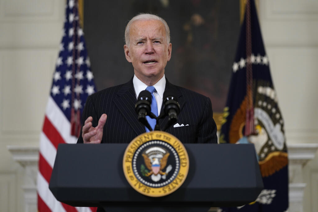 KK3 Washington - Americký prezident Joe Biden hovorí 2. marca 2021 vo Washingtone. Americký prezident Joe Biden v utorok vyhlásil, že Spojené štáty budú mať do konca mája dostatok dávok vakcín na zaočkovanie celej dospelej populácie krajiny. FOTO TASR/AP
President Joe Biden speaks about efforts to combat COVID-19, in the State Dining Room of the White House, Tuesday, March 2, 2021, in Washington. (AP Photo/Evan Vucci)
