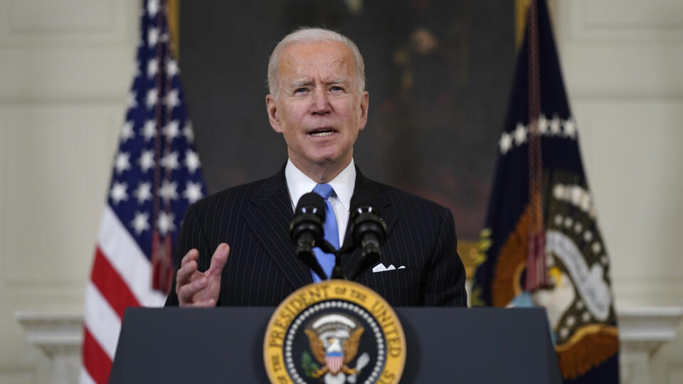 KK3 Washington - Americký prezident Joe Biden hovorí 2. marca 2021 vo Washingtone. Americký prezident Joe Biden v utorok vyhlásil, že Spojené štáty budú mať do konca mája dostatok dávok vakcín na zaočkovanie celej dospelej populácie krajiny. FOTO TASR/AP
President Joe Biden speaks about efforts to combat COVID-19, in the State Dining Room of the White House, Tuesday, March 2, 2021, in Washington. (AP Photo/Evan Vucci)
