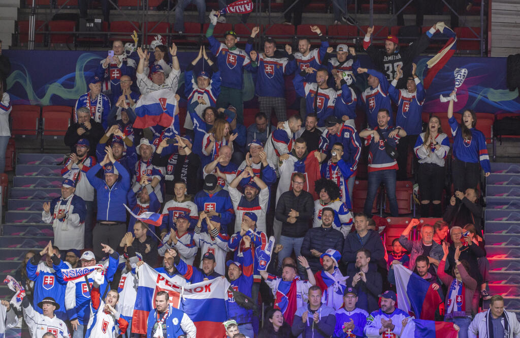 Na snímke slovenskí fanúšikovia sa tešia po strelení gólu v úvodnom zápase slovenskej hokejovej reprezentácie v základnej A - skupine Francúzsko - Slovensko na 85. majstrovstvách sveta v ľadovom hokeji v Helsinkách v piatok 13. mája 2022. Úvodný gól zápasu strelil Pavol Regenda.