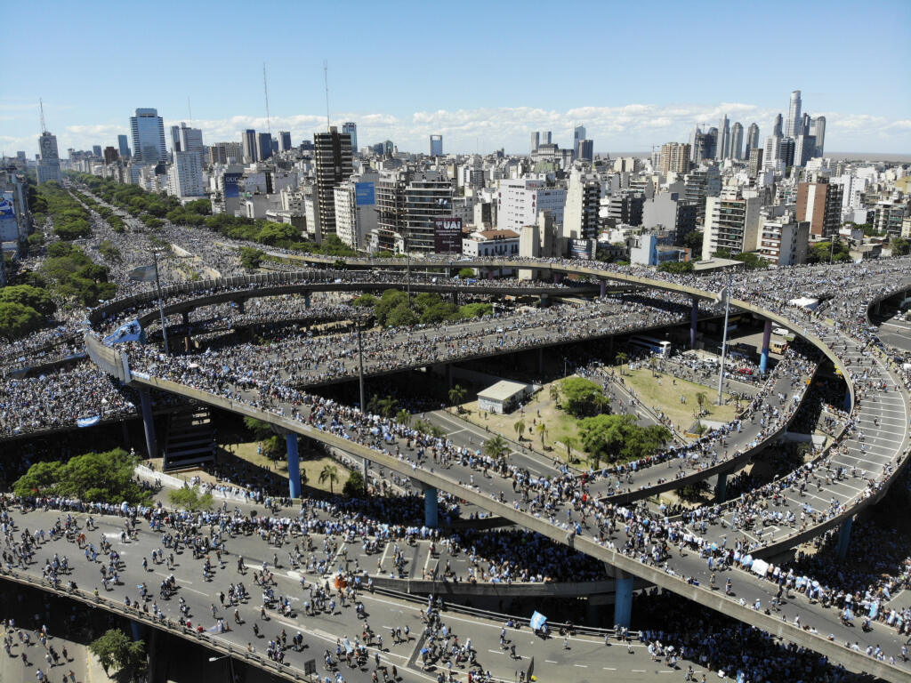 Ako informovali médiá, argentínskych majstrov sveta vítalo v uliciach Buenos Aires až päť miliónov fanúšikov. Mnohí z nich to svojou eufóriou preháňali...