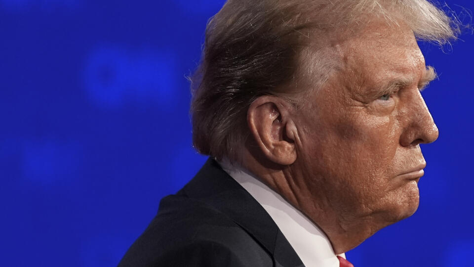 AZ3 archív Atlanta - Na archívnej snímke z 27. júna 2024 republikánsky prezidentský kandidát a bývalý americký prezident Donald Trump počúva otázky počas prezidentskej debaty s úradujúcim americkým prezidentom a prezidentským kandidátom Joeom Bidenom v Atlante. Republikánsky prezidentský kandidát Donald Trump v pondelok 9. júla 2024 uviedol, že úradujúci prezident USA Joe Biden zotrvá v boji o Biely dom napriek množiacim sa výzvam na jeho odstúpenie v prospech mladšieho nominanta. FOTO TASR/AP