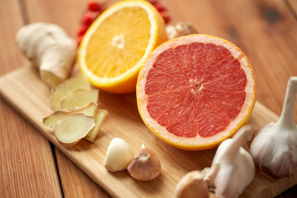 Znižovače tlaku – niektoré potraviny dokážu tlak znížiť na počkanie. Patrí k nim napríklad bazalka, levanduľa, cesnak, cvikla, grapefruit, kardamón sa oplatí pridávať do jedla dlhodobo.