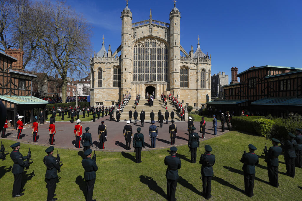JB 79Windsor - Rakva s telesnými pozostatkami britského princa Philipa prichádza do Kaplnky svätého Juraja počas pohrebu britského princa Philipa, manžela britskej kráľovnej Alžbety II., ktorý zomrel minulý piatok vo veku 99 rokov, v areáli Windsorského zámku vo Windsore 17. apríla 2021. Philipovo telo previezli zo súkromnej kaplnky pred vchod hradného areálu na špeciálne upravenom Land Roveri, ktorý pomohol navrhnúť sám princ. Odtiaľ sa začne čestný osemminútový sprievod, ktorý budú tvoriť prís