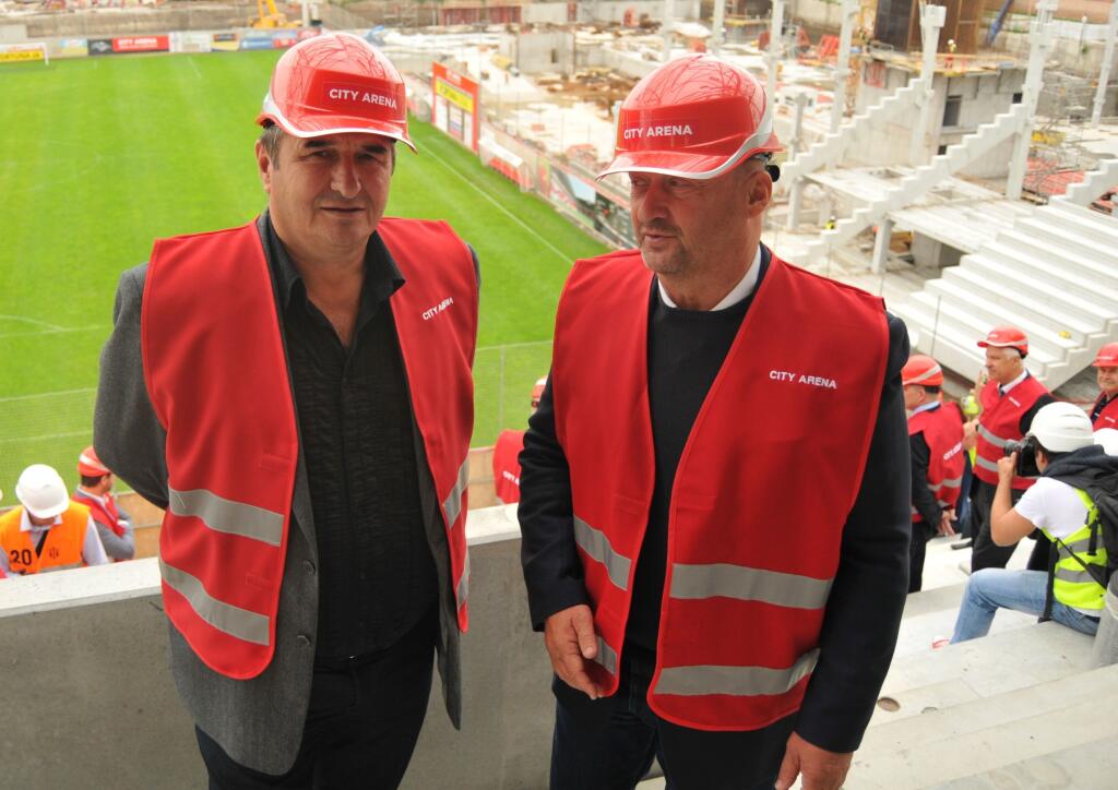 Na snímke majitelia futbalového klubu FC Spartak Trnava, zľava Miroslav Náhlik a Vladimír Poór počas kontrolného dňa výstavby novej futbalovej arény City Arena – Štadión Antona Malatinského v Trnave vo štvrtok 14. augusta 2014. FOTO TASR - Lukáš Grinaj