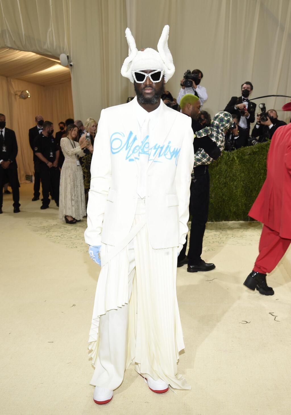 Na snímke dizajnér Virgil Abloh prichádza na galavečer po otvorení výstavy V Amerike: Lexikón módy v Metropolitnom múzeu umenia v New Yorku v noci na 14. septembra 2021. FOTO TASR/AP