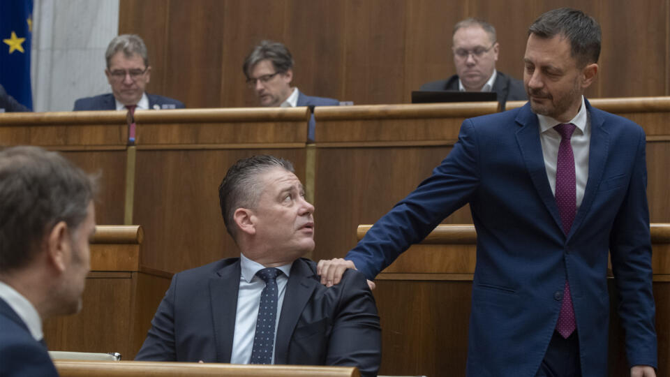 Na snímke uprostred minister vnútra SR Roman Mikulec, vpravo premiér SR Eduard Heger a vľavo podpredseda vlády SR a minister financií SR Igor Matovič (všetci OĽANO) pred hlasovním o odvolaní ministra vnútra z funkcie, ktoré neschválili 1. decembra 2022 v Bratislave.