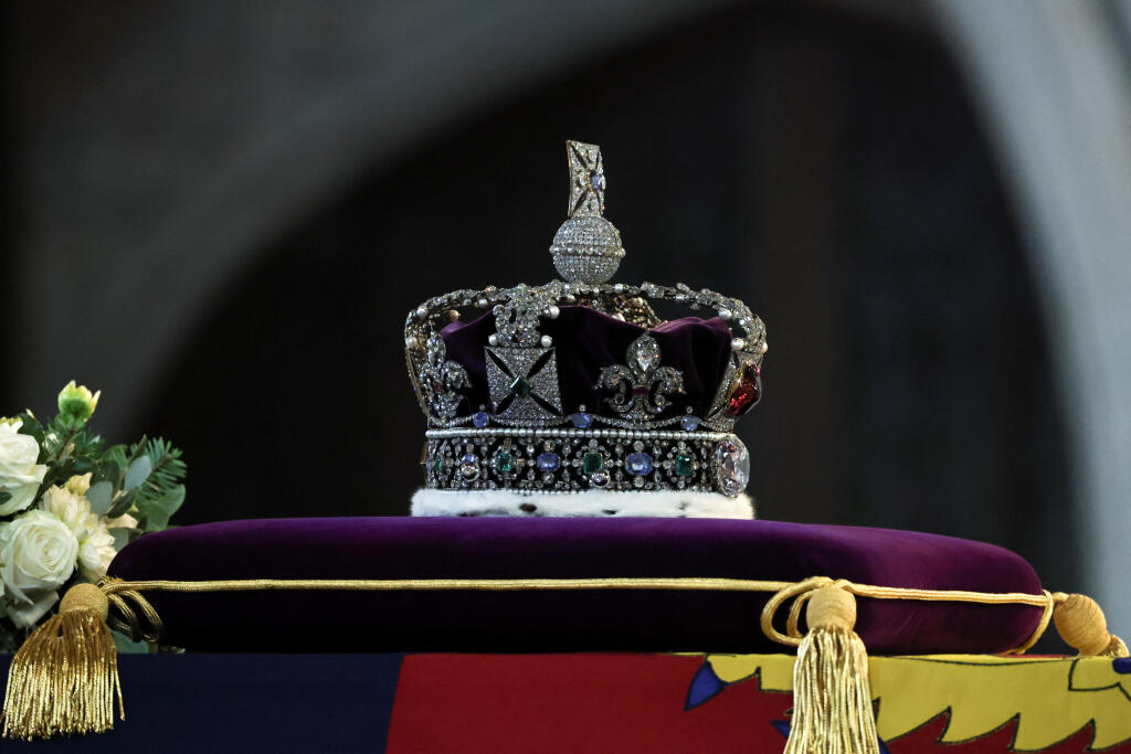 Truhlu s Alžbetou zakrývala kráľovská štandarda. Na fialovom vankúši bola postavená imperiálna koruna, ktorú mala Alžbeta II. pri korunovácii v roku 1953.