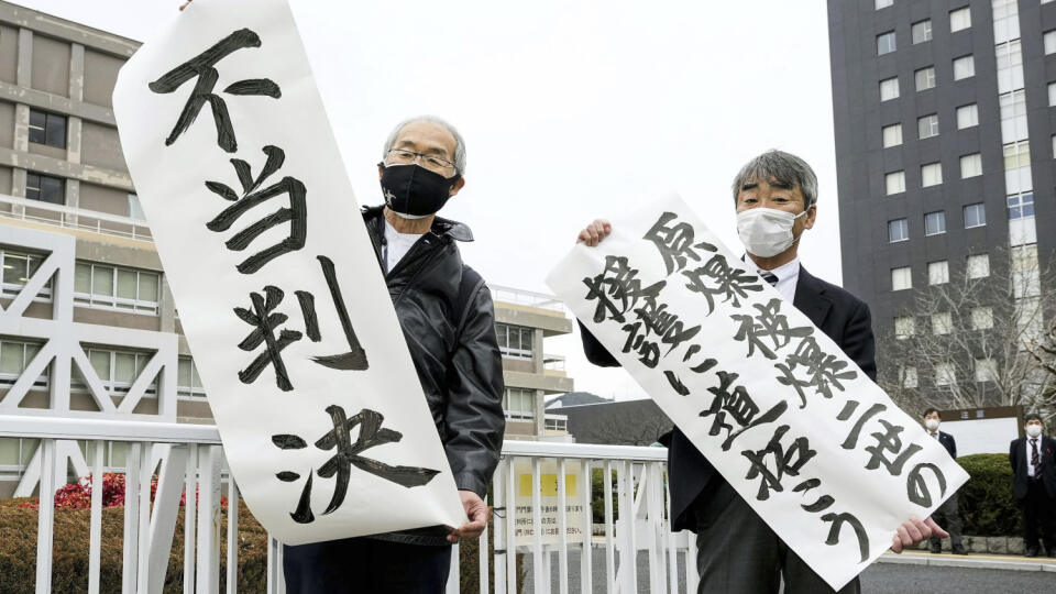 Žalobca Katsuhiro Hirano (vpravo) a právnik žalobcov ukazujú nápisy po vynesení rozsudku 7. februára 2023 v Horošime. Japonský súd v utorok zamietol žiadosť o odškodnenie podanú skupinou ľudí, ktorých rodičia počas druhej svetovej vojny prežili zhodenie atómovej bomby na Hirošimu.  Žiadatelia sa snažili získať od japonskej vlády príspevok na pokrytie svojich zdravotníckych výdavkov. Súd však ich žiadosť odmietol s argumentom, že miera dedičnosti následkov radiácie zostáva nejasná.