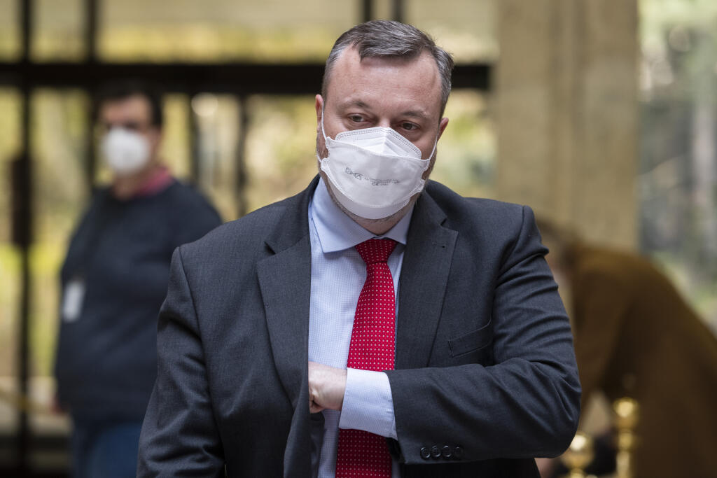 Minister práce presadil Milan Krajniak (Sme Rodina) presadilo o niečo menej štedrú valorizáciu. Platy najslabšie zarábajúcich ľudí budúci rok stúpnu o 23 eur na 646 eur.