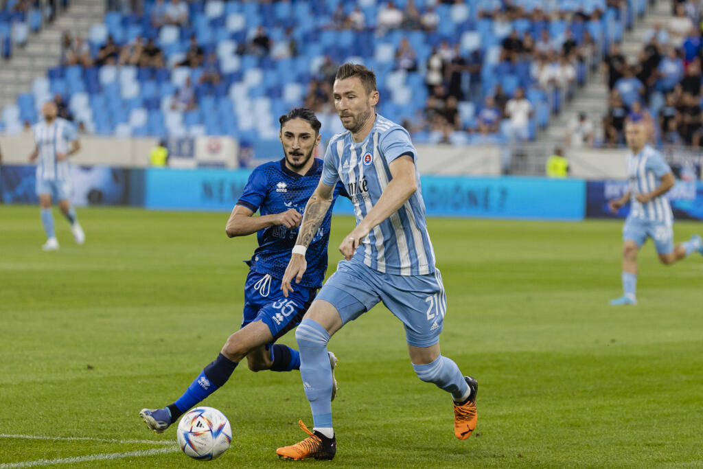 Na snímke Jaromír Zmrhal a Grigol Chabradze počas prvého zápasu prvého predkola UEFA Ligy Majstrov 2022/23 medzi ŠK Slovan Bratislava a FC Dinami Batumi.