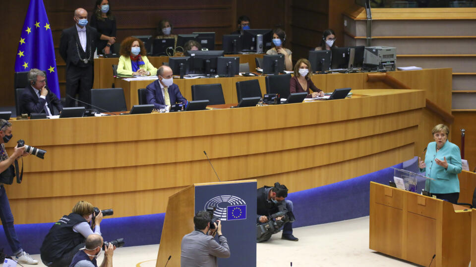 JB 10 Brusel - Nemecká kancelárka Angela Merkelová počas prejavu na plenárnom zasadnutí Európskeho parlamentu v Bruseli 8. júla 2020. Merkelová v stredu popoludní v bruselskom sídle Európskeho parlamentu (EP) predstavila plány nemeckého predsedníctva v Rade Európskej únie a vyzvala na celoeurópsku dohodu pre plán hospodárskeho oživenia EÚ. Zároveň sa pred poslancami EP vyjadrila k viacerým témam, ktoré v súčasnosti trápia Európanov. FOTO TASR/AP
German Chancellor Angela Merkel addresses the pl