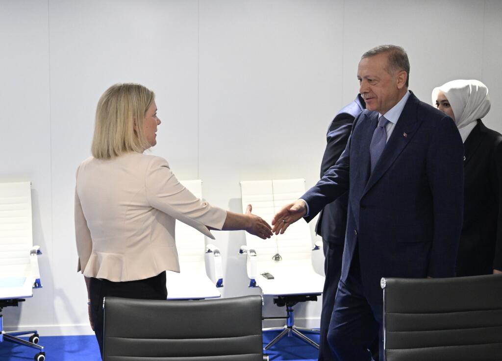Na snímke zľava švédska premiérka Magdalena Anderssonová a turecký prezident Recep Tayyip Erdogan si podávajú ruky počas stretnutia pred summitom lídrov krajín NATO v Madride 28. júna 2022.