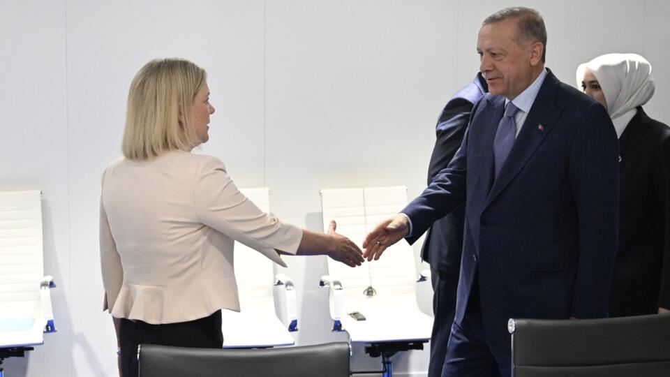 Na snímke zľava švédska premiérka Magdalena Anderssonová a turecký prezident Recep Tayyip Erdogan si podávajú ruky počas stretnutia pred summitom lídrov krajín NATO v Madride 28. júna 2022.