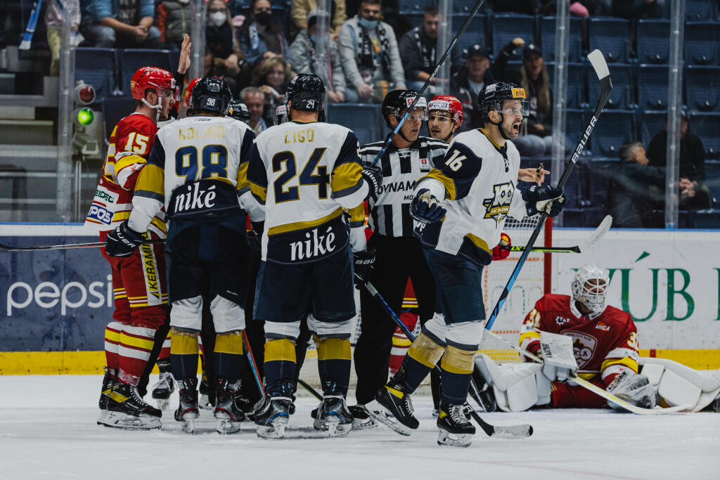 Na snímke Andrew Yogan (Slovan) počas zápasu 1.kola Tipos Extraligy 2021/2022 medzi HC Slovan Bratislava a HK Dukla Trenčín.