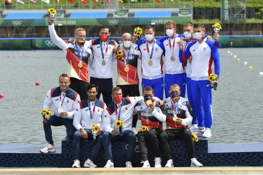 Na snímke slovenská posádka rýchlostných kanoistov K4 v zložení Adam Botek, Erik Vlček, Denis Myšák a Samuel Baláž (vpravo) sa teší zo zisku bronzovej medaily na 500 metrov počas XXXII. letných olympijských hier v Tokiu, 7. augusta 2021. Zlato získali Nemci a striebro putuje do Španielska. FOTO TASR - Michal Svítok