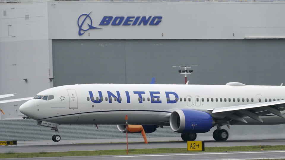 KK9 Seattle - Na archívnej snímke z 18. novembra 2020 lietadlo Boeing 737 Max 9 na medzinárodnom letisku v americkom Seattli. Americký výrobca lietadiel Boeing prišiel v novembri 2020 o ďalších 63 objednávok na lietadlo 737 MAX. Firma zároveň dodala zákazníkom celkovo iba sedem strojov. To je menej než tretina z dodávok za rovnaký mesiac minulého roka, keď spoločnosť dodala zákazníkom 24 lietadiel. V októbri to bolo 13 lietadiel. FOTO TASR/AP
File-This Nov. 18, 2020, file photo shows a Boeing 73