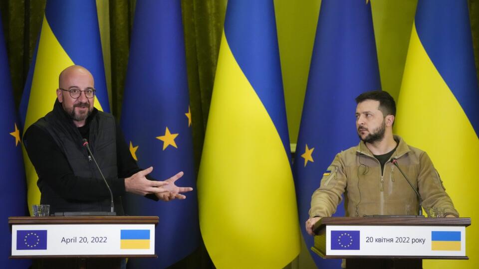 KK24 Kyjev - Ukrajinský prezident Volodymyr Zelenskyj (vpravo) a predseda Európskej rady Charles Michel počas tlačovej konferencie po stretnutí 20. apríla 2022 v Kyjeve. FOTO TASR/AP
Ukrainian President Volodymyr Zelenskyy, right, and European Council President, Charles Michel attend a news conference after their meeting in Kyiv, Ukraine, Wednesday, April 20, 2022. (AP Photo/Efrem Lukatsky)