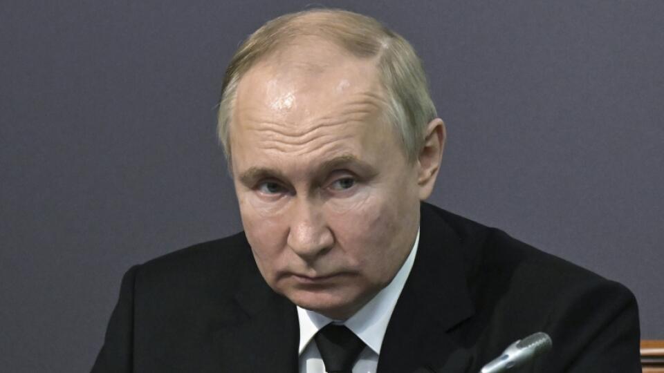 JB 36 Petrohrad - Ruský prezident Vladimir Putin rozpráva počas stretnutia s veteránmi II. svetovej vojny a predstaviteľmi Združení vlasteneckej občianskej spoločnosti v Petrohrade 18. januára 2023. FOTO TASR/AP
Russian President Vladimir Putin speaks during his meeting with WWII veterans and representatives of patriotic civil society associations at the State Memorial Museum of the Defense and Siege of Leningrad in St. Petersburg, Russia, Wednesday, Jan. 18, 2023. (Ilya Pitalev, Sputnik, Kreml