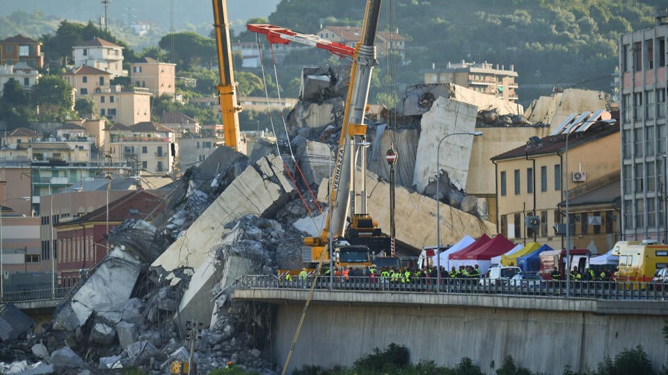 Hasiči naďalej skúmajú stabilitu pilierov mosta v Janove, ktorý sa v utorok pred obedom zrútil a zabil minimálne 42 ľudí.